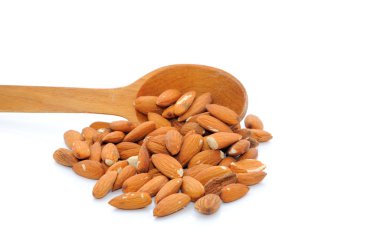 lezzetli badem fındık, izole üzerinde beyaz 