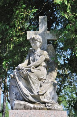 oude standbeeld op de lychakiv begraafplaats in lviv, Oekraïne 