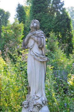 oude standbeeld op de lychakiv begraafplaats in lviv, Oekraïne 