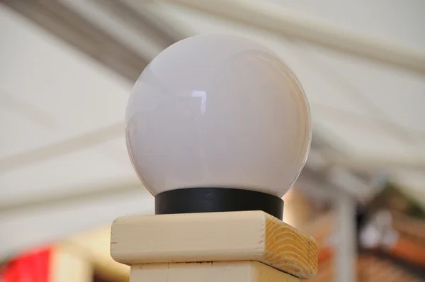 Una foto di rotonde lampade bianche — Foto Stock