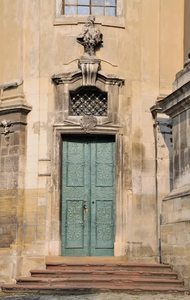 Puerta de un edificio antiguo —  Fotos de Stock