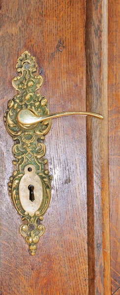 De ijzeren DEURHENDEL op de houten deuren — Stockfoto