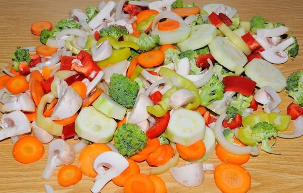 Verduras frescas diversas cortadas en trozos listos para remover f — Foto de Stock