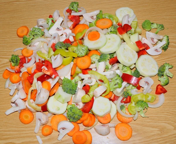 Verduras frescas diversas cortadas en trozos listos para remover f — Foto de Stock