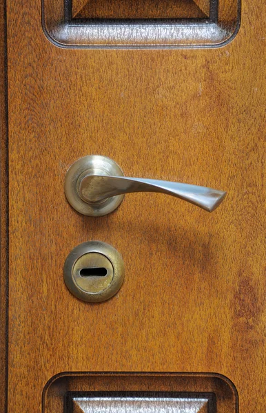 A maçaneta da porta de ferro nas portas de madeira — Fotografia de Stock
