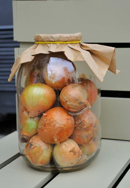 Onions in a glass jar — Stock Photo, Image