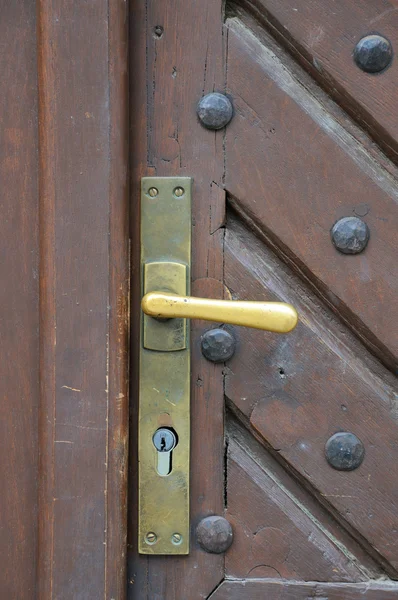 ที่จับประตูเหล็กบนประตูไม้ — ภาพถ่ายสต็อก