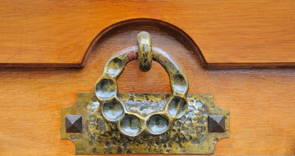 A maçaneta da porta de ferro nas portas de madeira — Fotografia de Stock