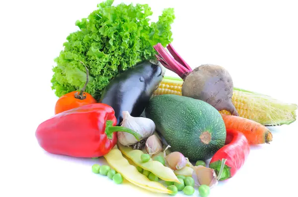 Świeże warzywa na białym tle — Zdjęcie stockowe