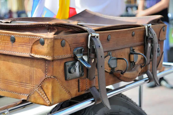 Старый стиль чемоданы на открытом воздухе — стоковое фото