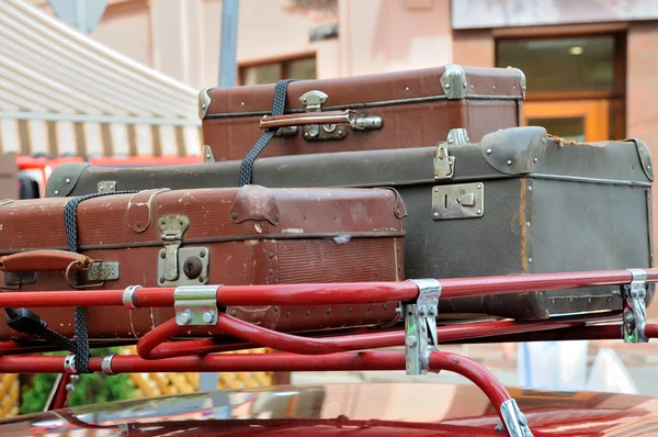 पुराने शैली सूटकेस आउटडोर — स्टॉक फ़ोटो, इमेज
