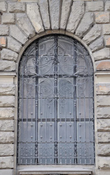 Una vecchia finestra della chiesa che mostra molti dettagli e texture — Foto Stock