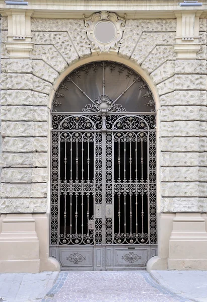 Porta de entrada de ferro velho com escultura e texturas de ferro — Fotografia de Stock