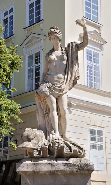 Una antigua estatua de Anfitrito en la plaza central de Lviv  - — Foto de Stock