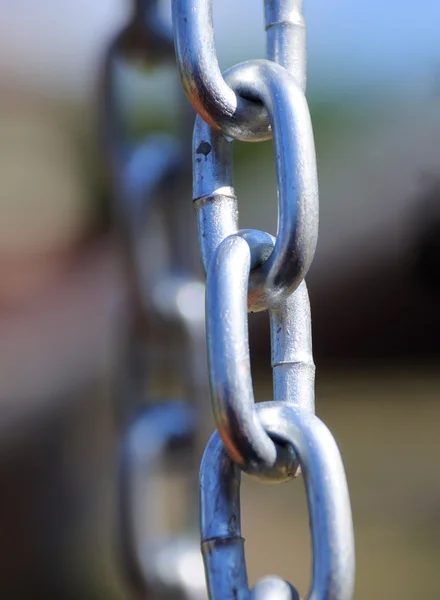 Ligações em cadeia - Mostra um close-up de um segmento de elo de cadeia de metal fro — Fotografia de Stock