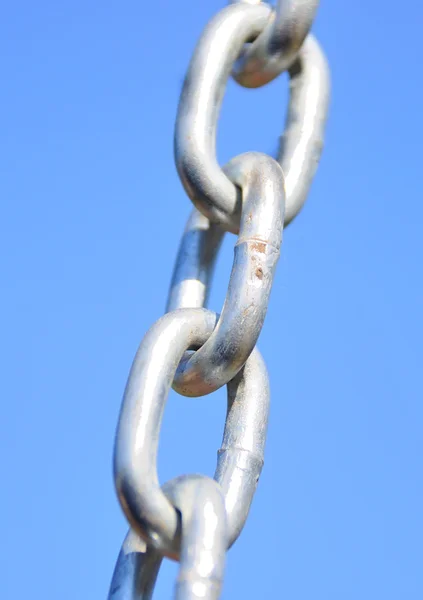 Ligações em cadeia - Mostra um close-up de um segmento de ligação da cadeia de metal de — Fotografia de Stock