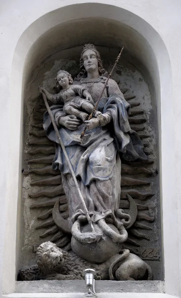 Una antigua estatua en la pared . — Foto de Stock