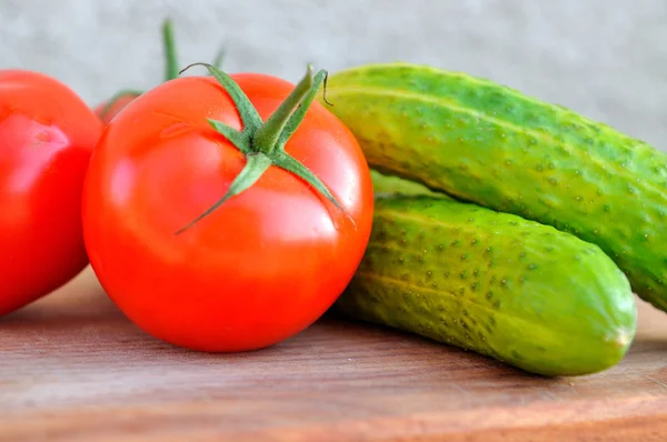 Tomates e pepino — Fotografia de Stock