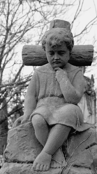 Het standbeeld van de jongen. — Stockfoto