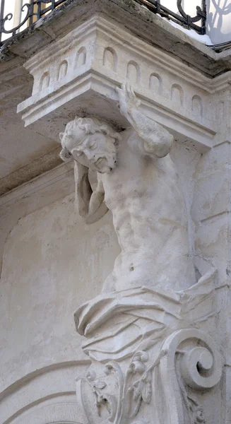 Statue dell'uomo che sostiene un balcone . — Foto Stock