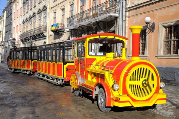 Tren para viajes a la plaza Rynok en el centro de Lviv Februa — Foto de Stock
