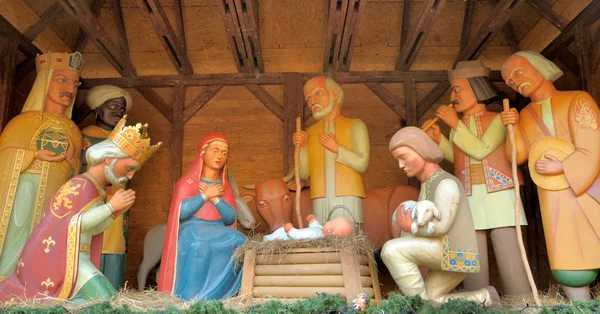Christmas Manger scen med figuriner inklusive Jesus, Maria, Jos — Stockfoto