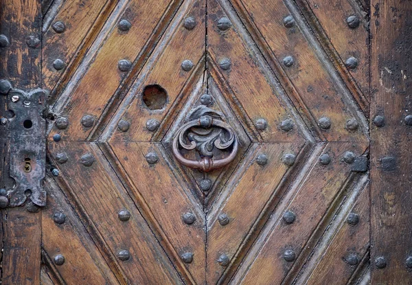 Залізний стукіт на старих дверях — стокове фото