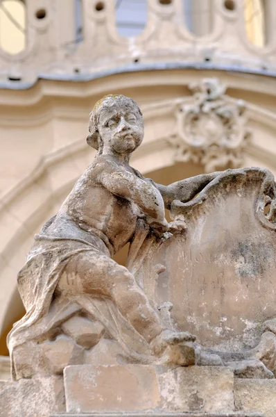 Скульптура на церковной стене Св. Георгия во Львове — стоковое фото