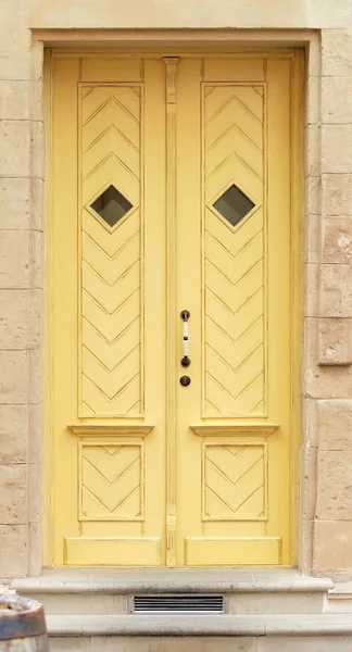 Żółty drzwi — Zdjęcie stockowe