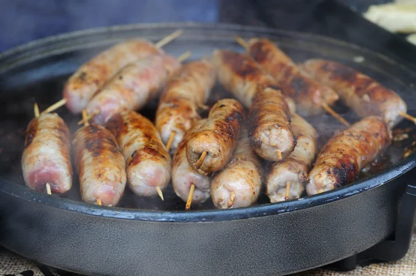 Saucisses frites dans une grande poêle — Photo