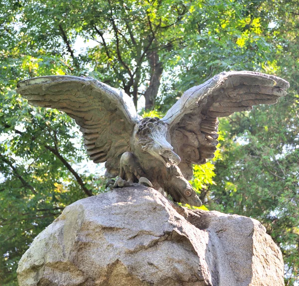 Stary statua w cmentarz Łyczakowski we Lwowie, Ukraina — Zdjęcie stockowe