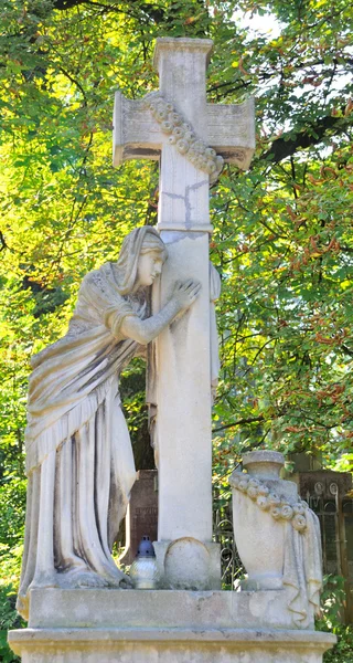 oude standbeeld op de lychakiv begraafplaats in lviv, Oekraïne 