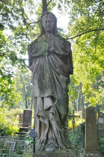 Stary statua w cmentarz Łyczakowski we Lwowie, Ukraina — Zdjęcie stockowe