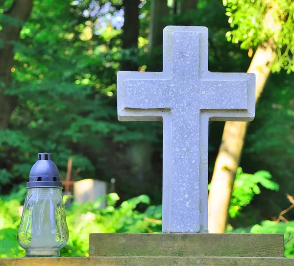 Antigua estatua en el cementerio de Lychakiv en Lviv, Ucrania — Foto de Stock