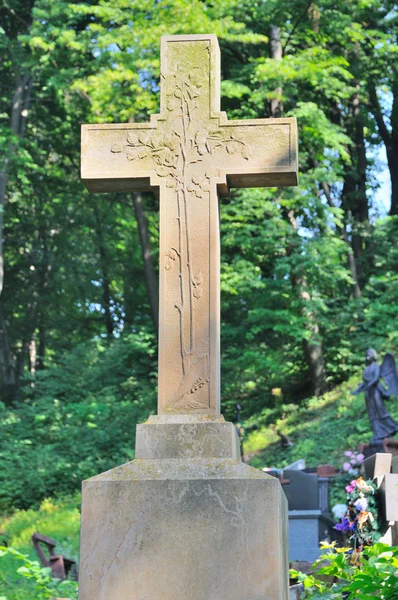 Oude standbeeld op de lychakiv begraafplaats in lviv, Oekraïne — Stok fotoğraf