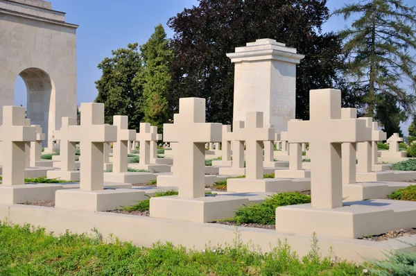 Antigua estatua en el cementerio de Lychakiv en Lviv, Ucrania — Foto de Stock