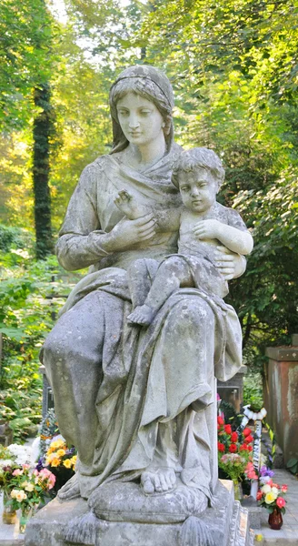 Antigua estatua en el cementerio de Lychakiv en Lviv, Ucrania — Foto de Stock