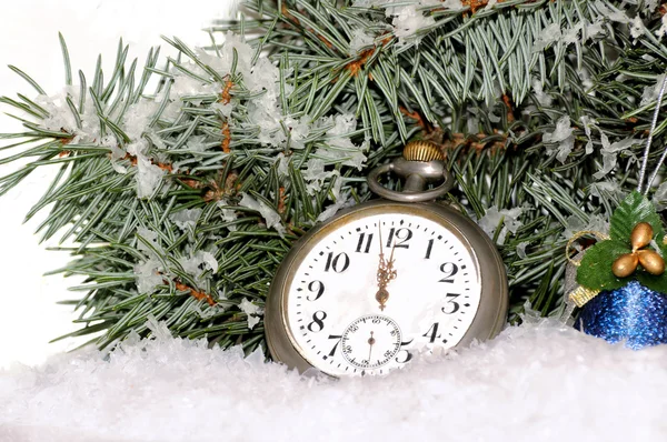 Felice anno nuovo. Composizione con vecchio orologio — Foto Stock