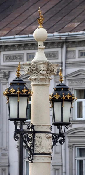 Lampadaire antique près de Lviv State Academic Opera and Ballet Thea — Photo