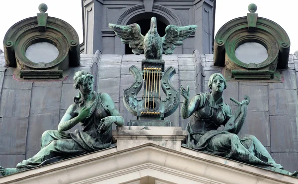 Bronsesymbolsk skulptur. Solomiya Krushelnytska Lviv State Ac – stockfoto