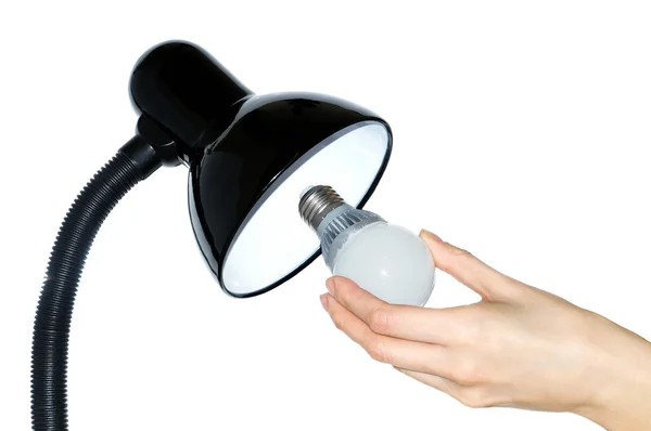 Hand byta en vanlig glödlampa för led — Stockfoto