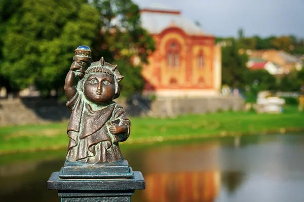 Uzhgorod, Ucrania - 04 de agosto: una pequeña estatua de escultura de bronce o — Foto de Stock