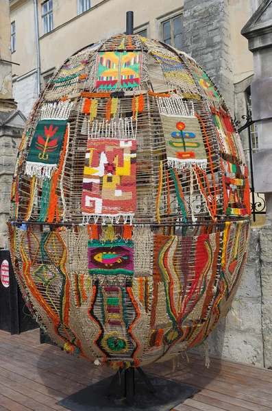 Lviv, Oekraïne, mei 2 2014 - decoratieve Easter egg gemaakt van tapijt — Stockfoto