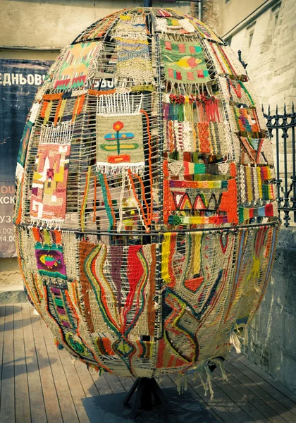 LVIV, UCRANIA, 2 DE MAYO DE 2014 - Huevo de Pascua decorativo hecho de alfombra —  Fotos de Stock