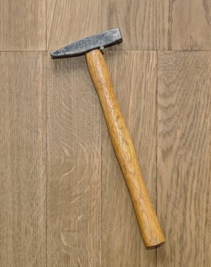 ahşap arka plan üzerinde çekiç