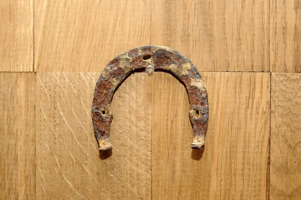 Старая железная ржавая металлическая подкова — стоковое фото
