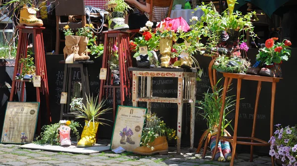 Lviv, Oekraïne - 19 juni 2013: Cafe "Flowers in de Boots." in de c — Stockfoto
