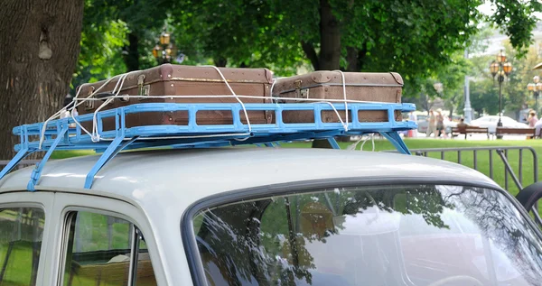 Old suitcas on the roof of the car — Stock Photo, Image