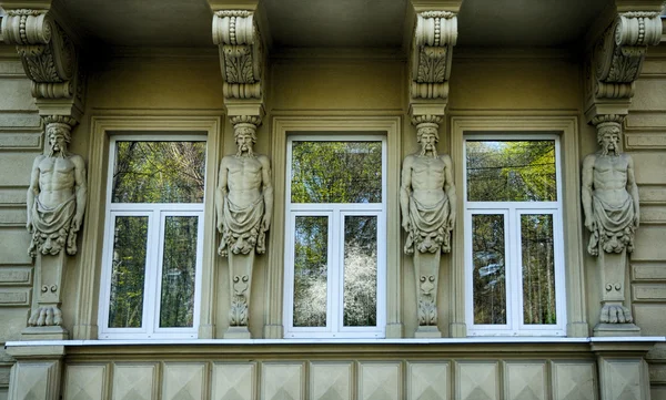 Bela janela no antigo edifício em Lvov — Fotografia de Stock