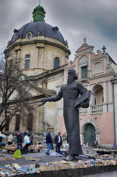 LVIV, UCRÂNIA - 16 de abril: estátua de Ivan Fedorov em 16 de abril, 20 — Fotografia de Stock